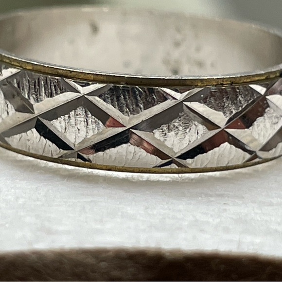 Silver Tone Diamond-Cut Band Ring Etched Geometric Pattern Sample brass Ring 10 - Picture 3 of 9